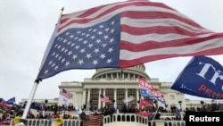 Partidarios del presidente Donald Trump entraron en el Capitolio el 6 de enero de 2020, a pesar de la presencia policial en el lugar.