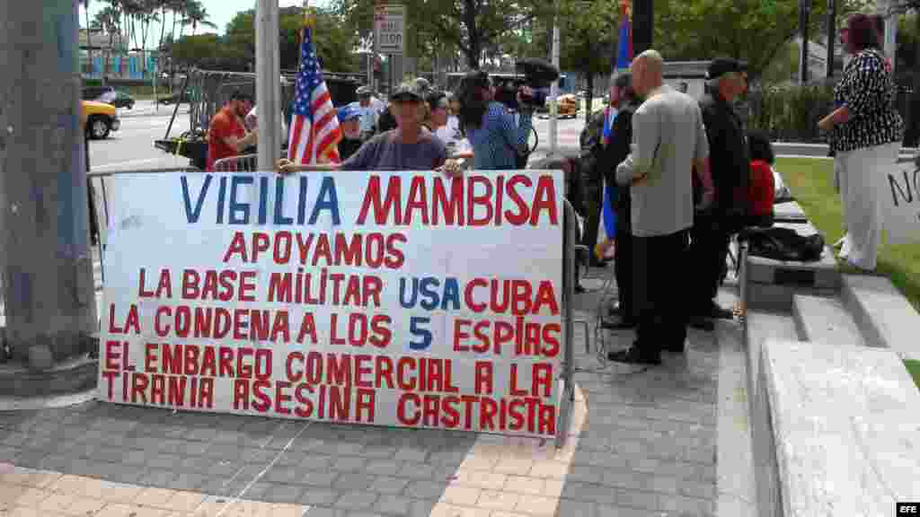 SHM24. MIAMI (FL, EEUU), 01/04/2013.- Miembros de la vigilia Mambisa se manifiestan hoy, lunes 1 de abril 2013, frente a la emblemática Torre de la Libertad de Miami, (Fl. EE.UU), donde la bloguera y disidente cubana Yoani Sánchez daba una charla y recibí