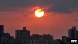 Puesta de sol desde El Vedado, en el Malecón habanero. EFE/Alejandro Ernesto.