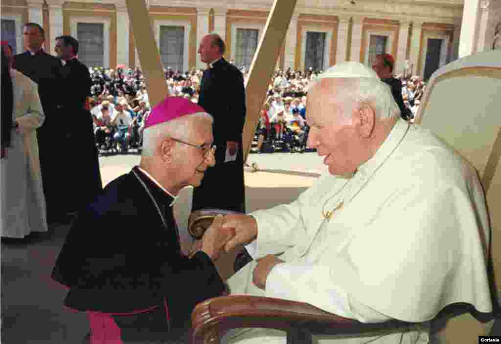 Un grupo de peregrinos católicos de Miami, encabezados por el Arzobispo de Miami, Thomas Wenski, visita el lunes 26 de marzo de 2012, el santuario de la Virgen de la Caridad en el poblado del Cobre, en Santiago de Cuba