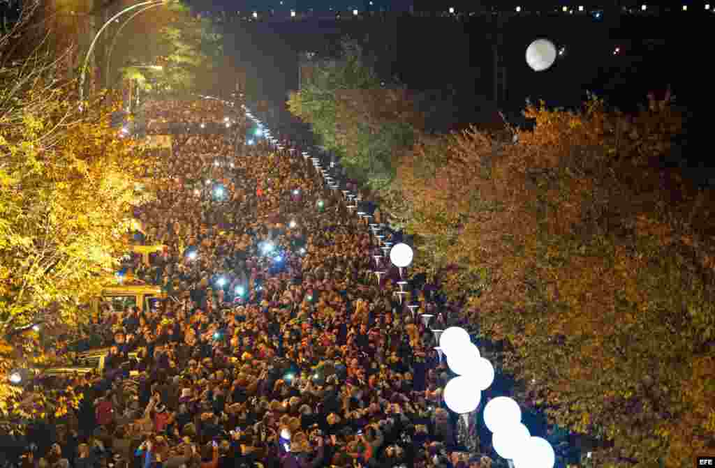 Por donde pasaba el Muro se colocaron los globos lumínicos.