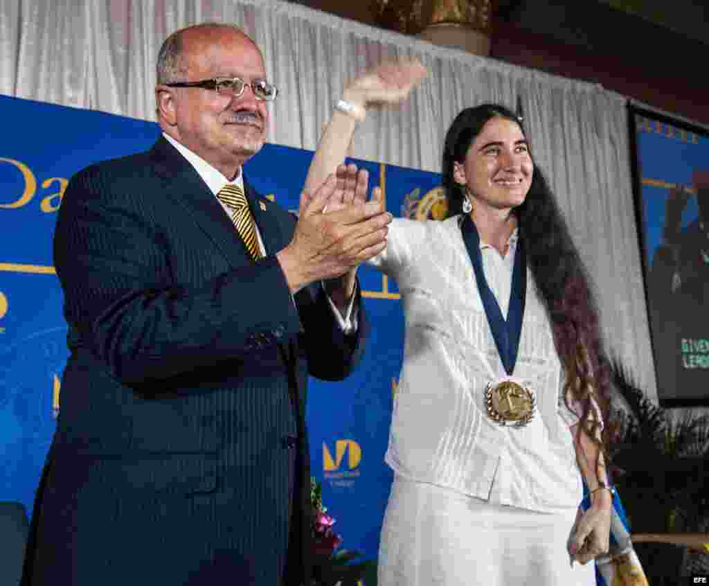 La bloguera y disidente cubana Yoani Sánchez muestra la Medalla Presidencial de la institución educativa Miami Dade College junto al rector de esta institución universitaria, Eduardo Padrón hoy, lunes 1 de abril de 2013, en la emblemática Torre de la Libe