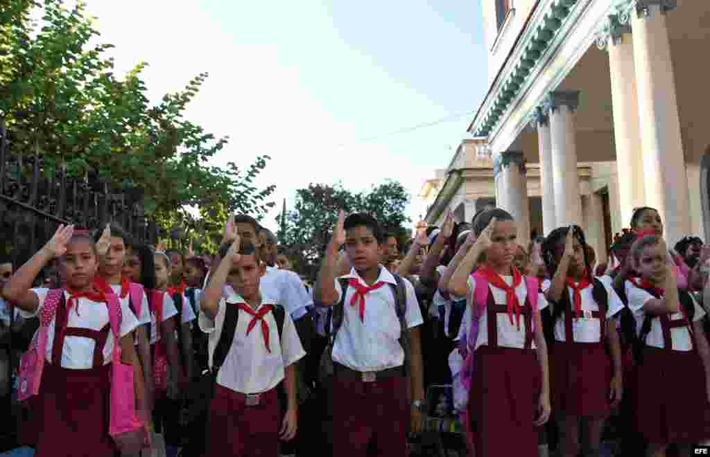 Cuba comienza este martes, 1ro. de septiembre, el curso escolar 2015-2016 con cerca de dos millones de estudiantes en más de 10.300 escuelas, según cifras oficiales que no describen las dificultades que enfrentarán estudiantes, profesores y padres por la falta de recursos y el déficit de maestros. EFE