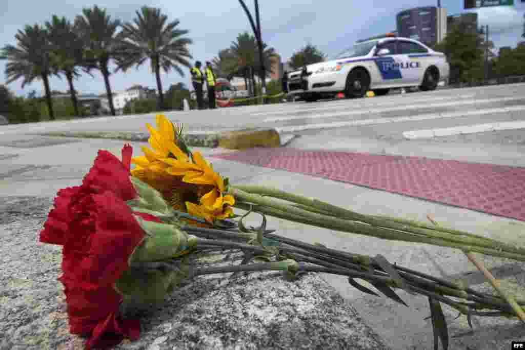 Un ramo de flores colocado frente al Centro Médico de Orlando, donde son atendidos algunos de los heridos en la masacre.