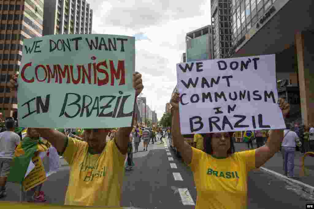 Manifestantes se concentran en la avenida Paulista para protestar contra el Gobierno de Dilma Rousseff hoy, domingo 16 de agosto de 2015, en la ciudad de Sao Paulo (Brasil). Miles de personas se concentraron en decenas de ciudades de Brasil para manifesta