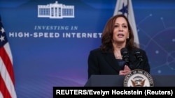 La vicepresidenta Kamala Harris viajó el domingo a Guatemala y se reunirá el lunes con el presidente Alejandro Giammattei. Foto: REUTERS/Evelyn Hockstein.