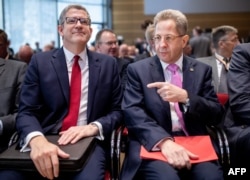 Hans-Georg Maassen, jefe del espionaje germano con el Andrew Parker, jefe del MI5 británico.