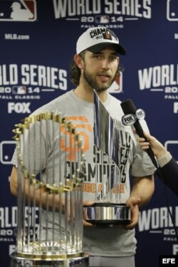 El lanzador de Gigantes Madison Bumgarner sostiene el trofeo de Jugador Más Valioso.