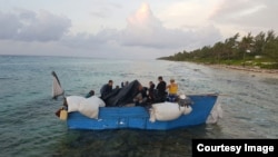 Migrantes cubanos arriban a Islas Caimán. (Foto de la página del gobierno de Islas Caimán)