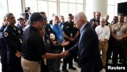 El presidente Joe Biden durante el encuentro con rescatistas en el derrumbe del edificio en Surfside, Florida. (REUTERS/Kevin Lamarque)