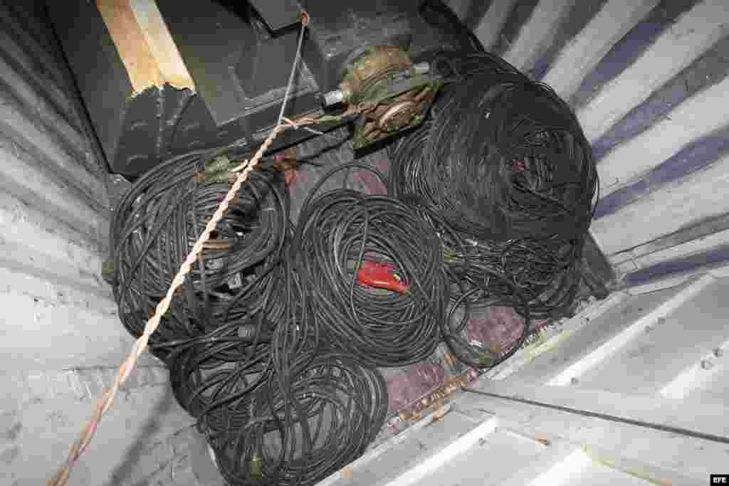 Vista de material presumiblemente bélico hoy, martes 16 de julio de 2013, dentro de un contenedor del barco norcoreano Chong Chon Gang, atracado en el muelle de Manzanillo de la caribeña ciudad de Colón, Panamá. Las autoridades de Panamá dijeron hoy que p