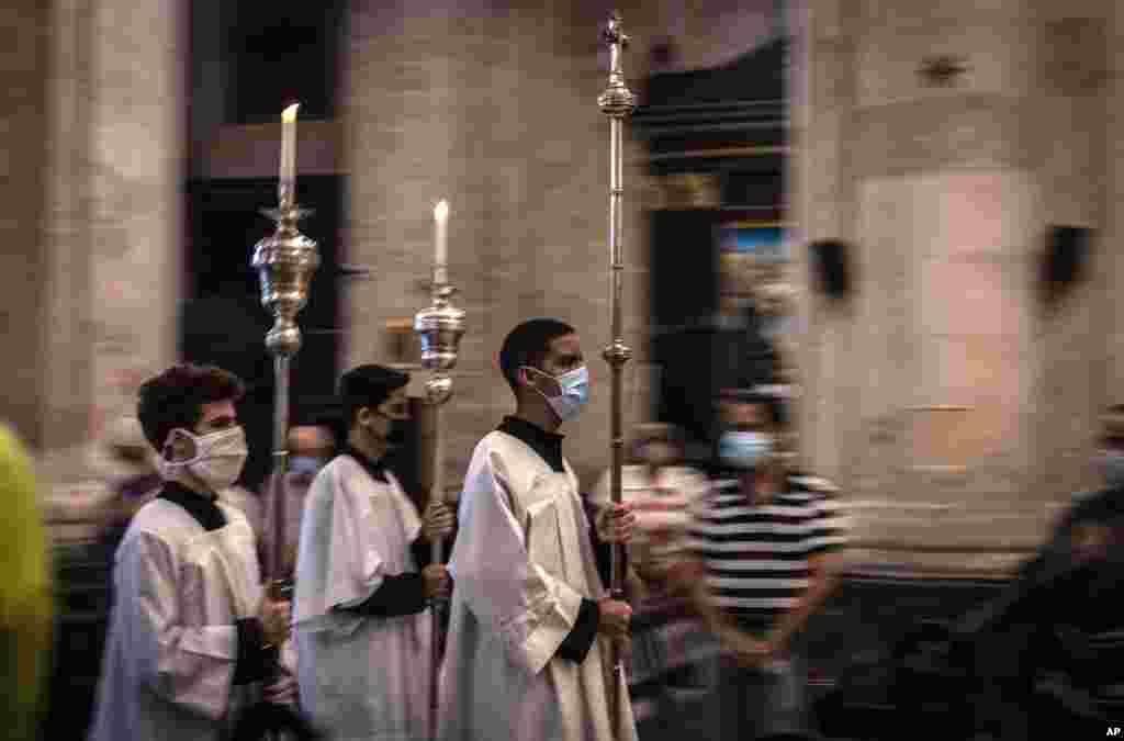 Los monaguillos celebraron con máscara la Misa del Miércoles de Ceniza, en La Habana, Cuba.