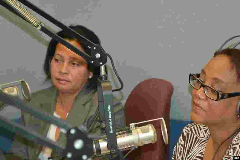 Niurbis Mejías, directora de proyectos de FLAMUR en Cuba, junto a una de las presentadoras del programa, Exilda Arjona. &nbsp;