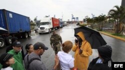 Un grupo de periodistas espera a las afueras del puerto de Manzanillo, donde se encuentra retenido el buque norcoreano Chong Chon Gang, en la caribeña ciudad de Colón (Panamá) hoy, jueves 18 de julio de 2013. El destino de la treintena de tripulantes del 