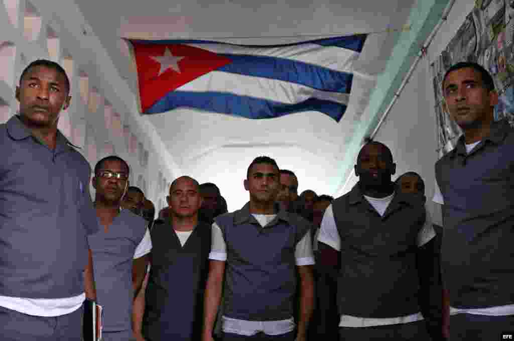 Reclusos posan en un pasillo de la prisión Combinado del Este, en La Habana (Cuba) abril de 2013, durante una visita realizada por la prensa nacional y extranjera acreditada en la isla. 