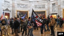 Los manifestantes violaron la seguridad y entraron al Capitolio mientras el Congreso debatía la Certificación de Voto Electoral para las elecciones presidenciales de 2020. (Saul LOEB / AFP)