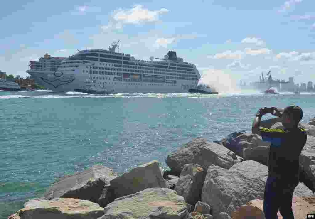 Un hombre toma desde tierra una fotografía a la embarcación de la compañía Fathom, filial de Carnival, el Adonia hoy, domingo 01 de mayo de 2016, en su viaje inaugural de 7 días a Cuba, en el puerto de Miami.&nbsp;