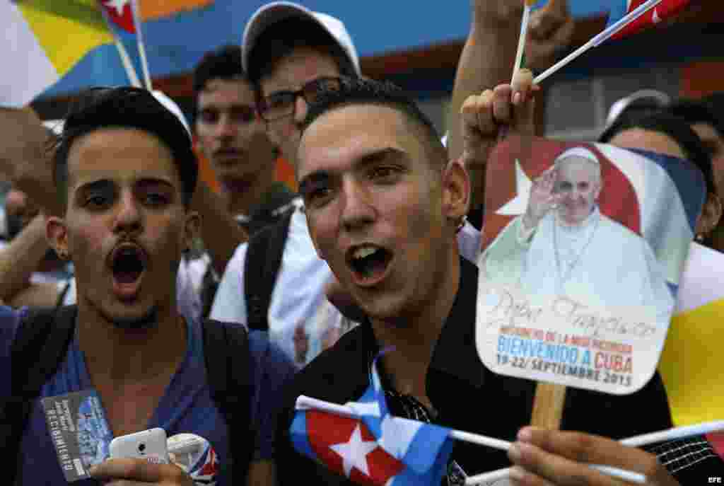 Jóvenes celebran la llegada del papa Francisco en La Habana.