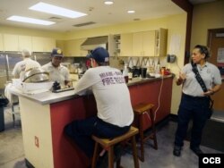 Cocinando en la estación de bomberos #69 el Doral.