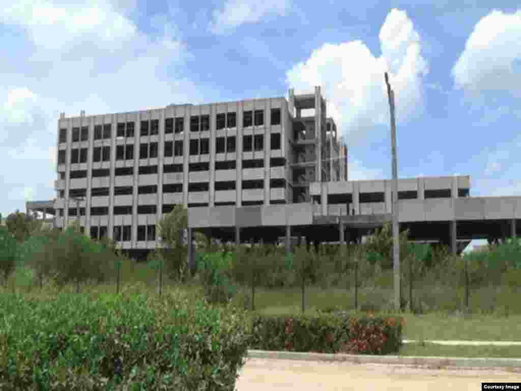 Vista trasera del Hospital Materno Infantil de Bayamo, sin concluir. 