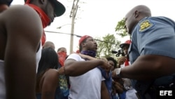 El capitán Ron Johnson (dcha), de la policía de Misuri, escucha las protestas de los manifestantes sobre la muerte del joven Michael Brown en Ferguson, Misuri, (Estados Unidos).