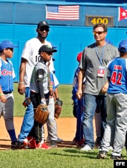 El beisbolista cubano Alexei Ramírez (i) y el vicepresidente de la Federación Internacional de Béisbol, Antonio Castro. EFE