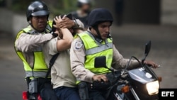 Miembros de la Policía Nacional Bolivariana (PNB) durante nuevos enfrentamientos con manifestantes de la oposición en la Plaza Altamira de Caracas (Venezuela). 