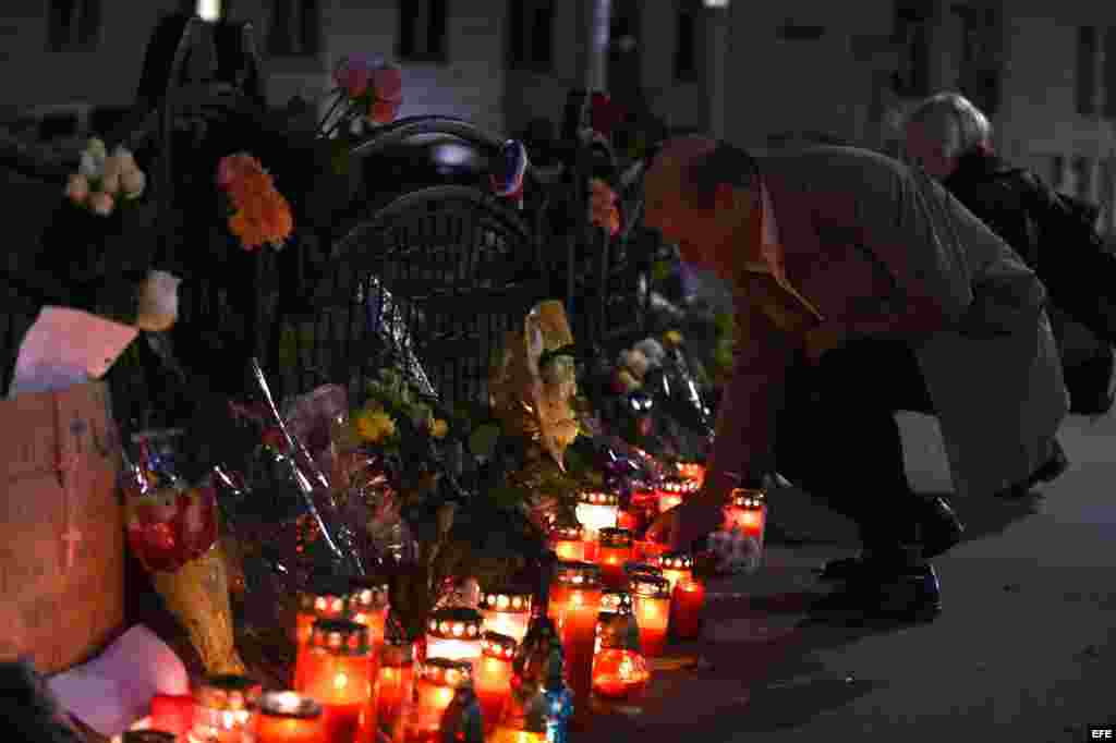 Tributo en Viena a las víctimas de los atentados de París. EFE