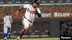 El jardinero venezolano Ronald Acuña Jr. (13) y los Bravos de Atlanta pactaron un contrato de 100 millones de dólares. (Brett Davis-USA TODAY Sports)