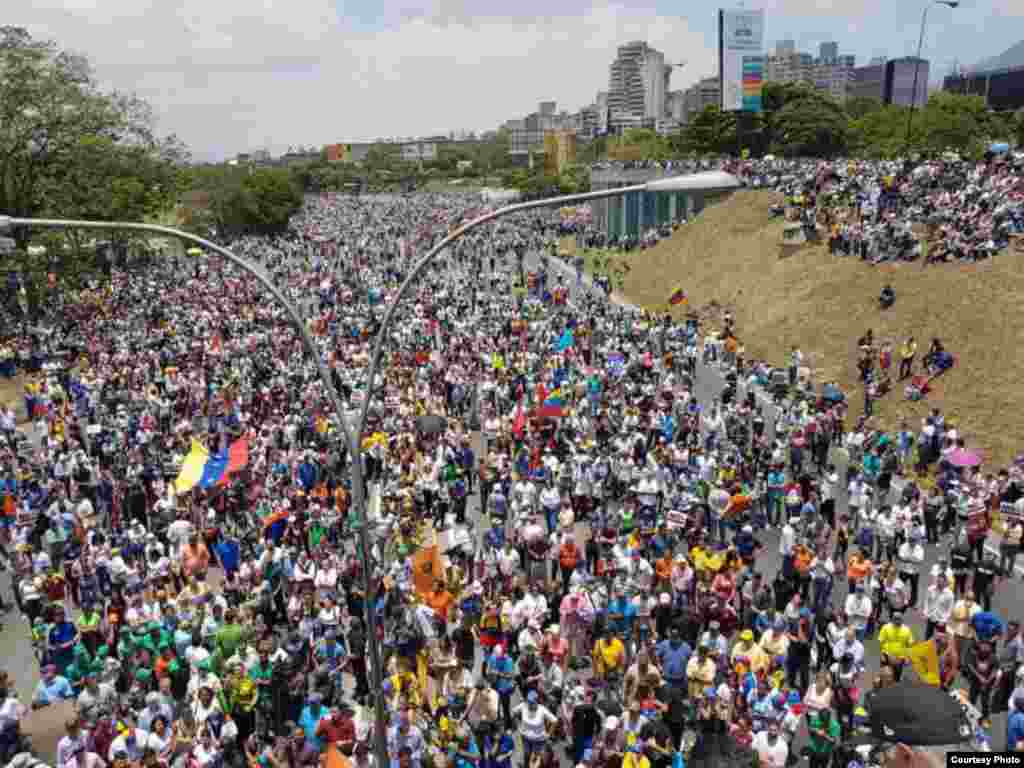 Miles de manifestantes se lanzan a las calles