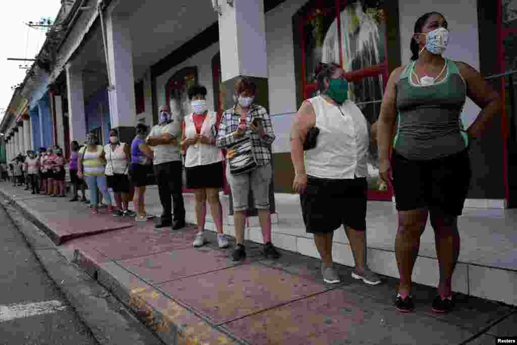 Artemise&#241;os hacen cola para comprar alimentos. REUTERS/Alexandre Meneghini