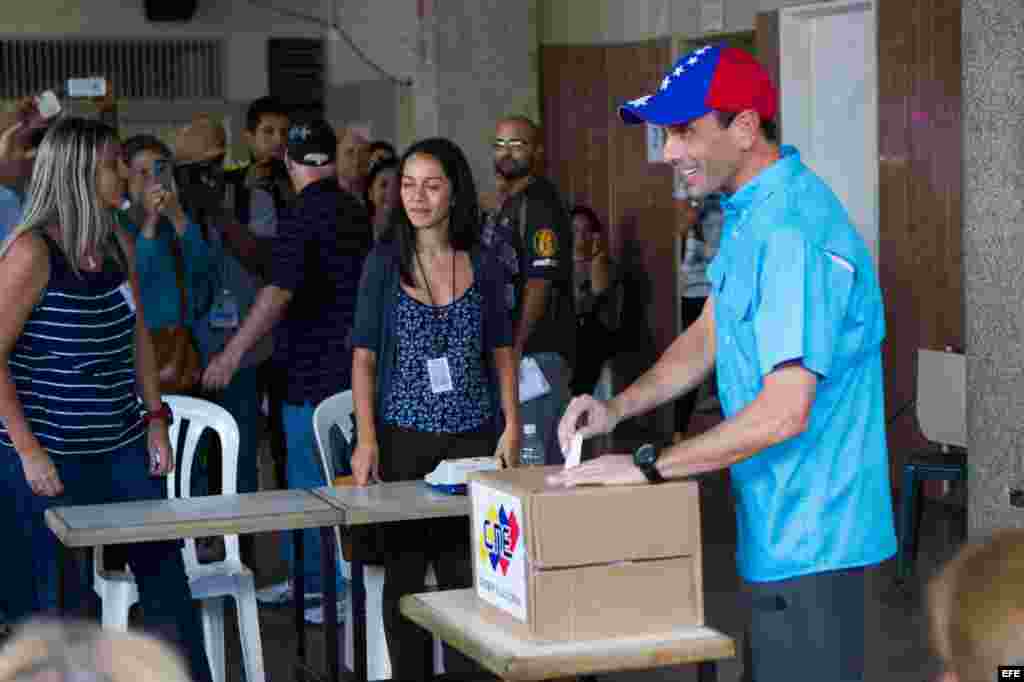 El gobernador del estado Miranda y líder opositor venezolano Henrique Capriles vota hoy, domingo 6 de diciembre de 2015, en Caracas.