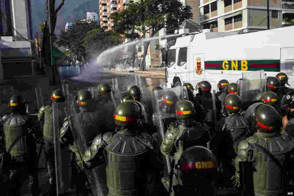 Manifestantes participan en una protesta contra el Gobierno de Nicolás Maduro