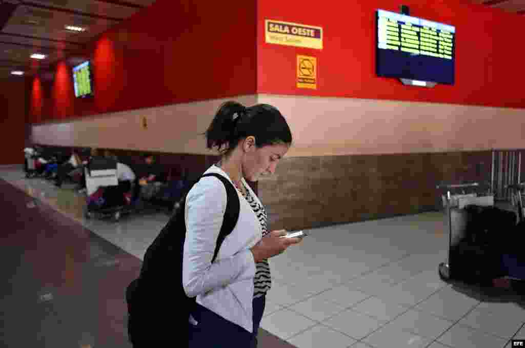 Rosa María Payá mientras esperaba la llegada de los expresidentes Jorge Quiroga, de Bolivia, y Andrés Pastrana, de Colombia, en el aeropuerto José Martí de La Habana.