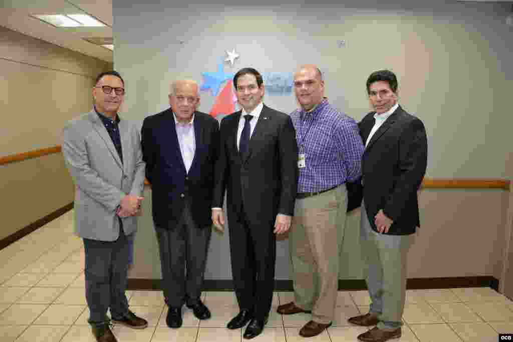 El Senador Marco Rubio con el director de OCB, Tomás Regalado y el personal gerencial. 