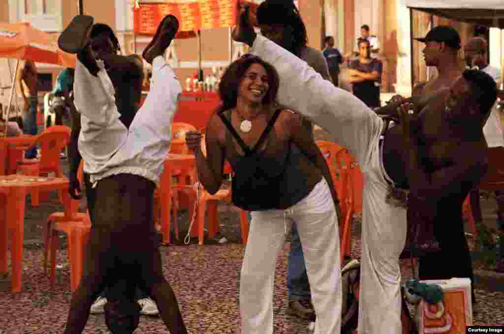 Con estampa de brasileña, Niurka Seyfert Fernández, intercambia con bailarines en San Salvador de Bahía. Foto cortesía de NSF.