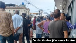 Jubilados haciendo cola en el Banco Metropolitano Los Colonos, en Santos Suárez, municipio 10 de Octubre, en La Habana. 