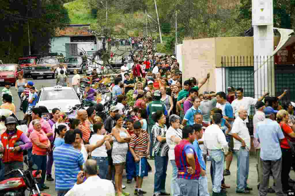 Largas colas en supermercados de Táchira por falta de productos