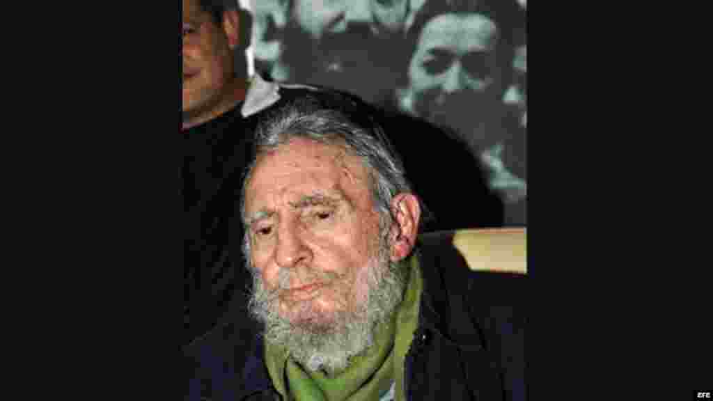 Fidel Castro en una de sus últimas apariciones públicas para inaugurar una galería de arte.