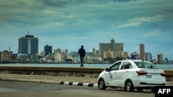 Una patrulla de la policía vigila el Malecón de La Habana. (Yamil Lage/AFP/ Archivo)