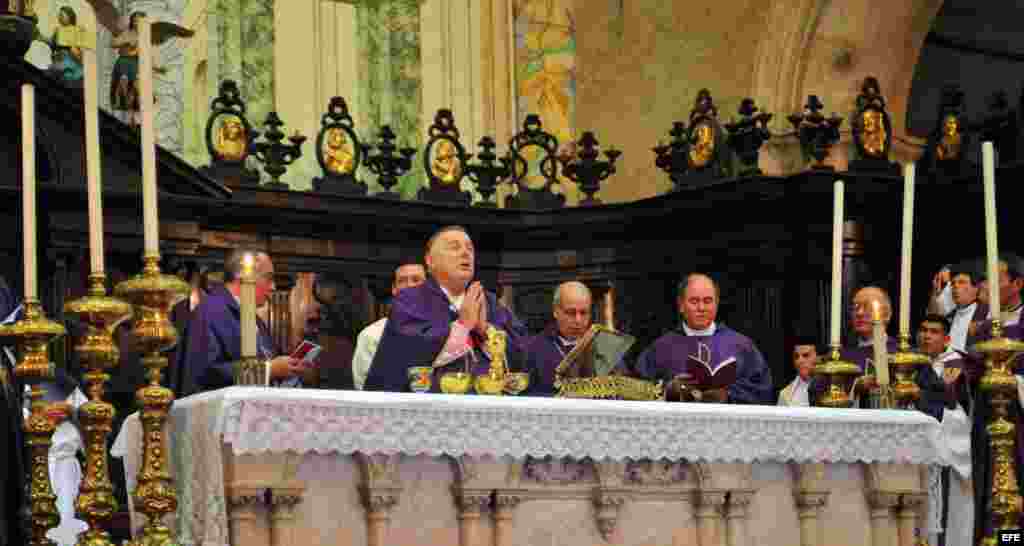 El arzobispo de Miami, Thomas Wenski, oficia una misa en la Catedral de La Habana, Cuba, el martes 27 de marzo de 2012. 