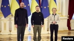 El presidente de Ucrania, Volodymyr Zelenskyy (centro), entre la presidenta de la Comisión Europea, Ursula von der Leyen, y el presidente del Consejo Europeo, Charles Michel, el 3 de febrero de 2023. (Ukrainian Presidential Press Service, Handout via REUTERS).