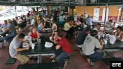 Cubanos en "El Palacio de los Jugos" de Miami, Florida. 