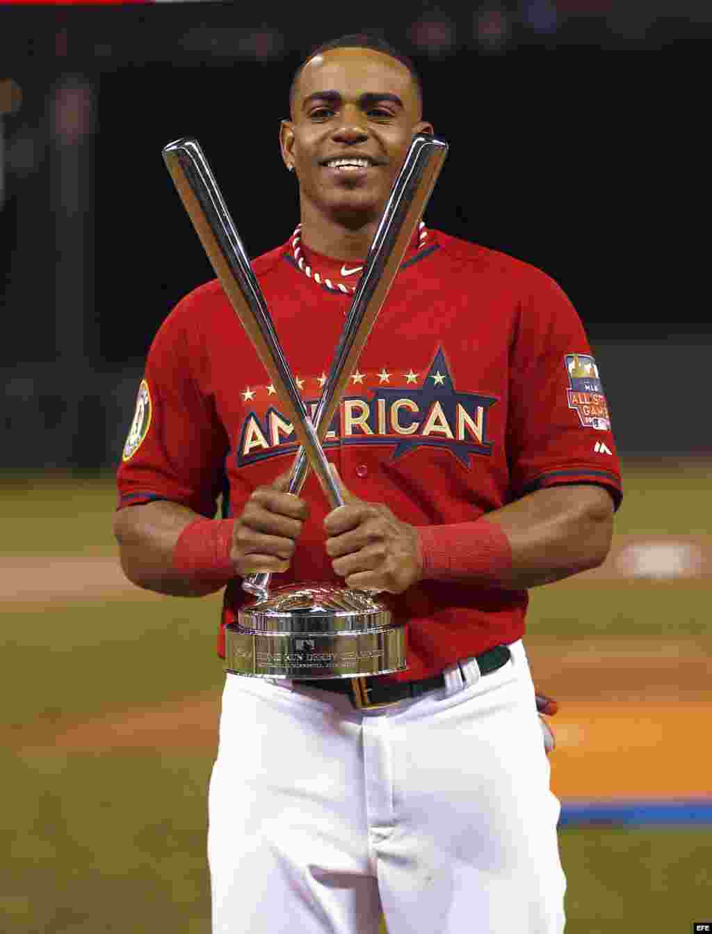 Yoenis Céspedes, de los Atléticos de Oakland, muestra el trofeo de campeón.