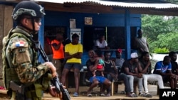 Un agente fronterizo custodia un campamento de migrantes en La Penita, Darién. 