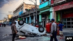 Una patrulla volteada por los manifestantes el 11 de julio, en La Habana. (Yamil Lage/AFP),