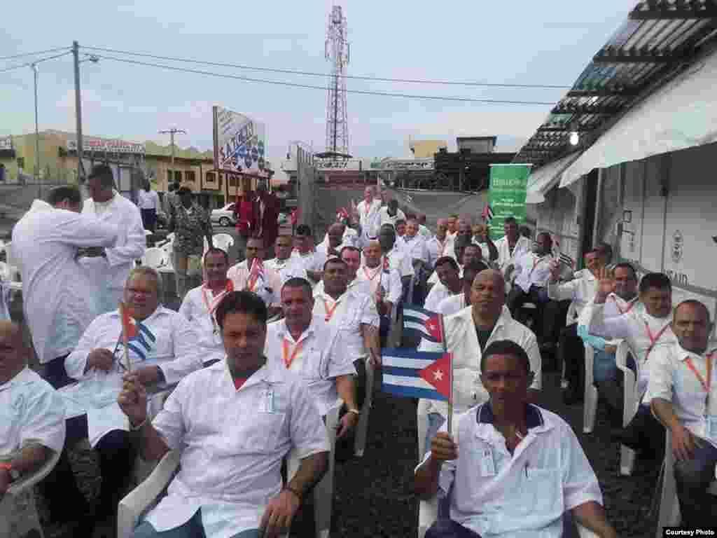 Médicos cubanos en el acto de inauguración del hospital de campaña. 