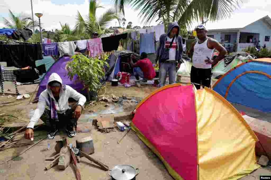 Migrantes cubanos en el campamento improvisado en Surinam.