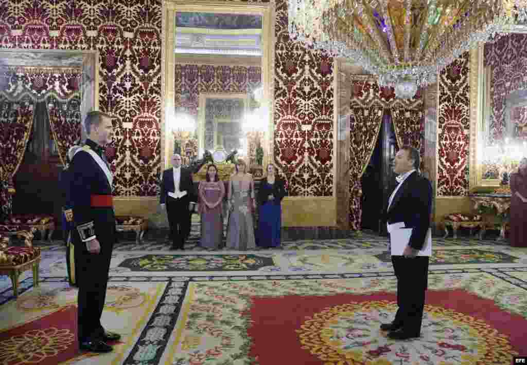 El rey Felipe VI recibe las cartas credenciales del nuevo embajador de Cuba en España, Gustavo Machín (d).