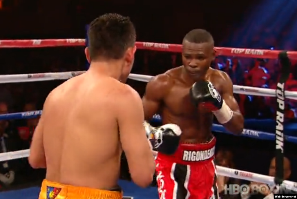 Guillermo Rigondeaux (de frente) venció el 13 de abril de 2013 al filipino Nonito Donaire, quien perdió los Títulos Mundiales de peso súper gallo de la WBO y de The Ring, por el Título Mundial de Súper campeón de la WBA de peso súper gallo. &nbsp;